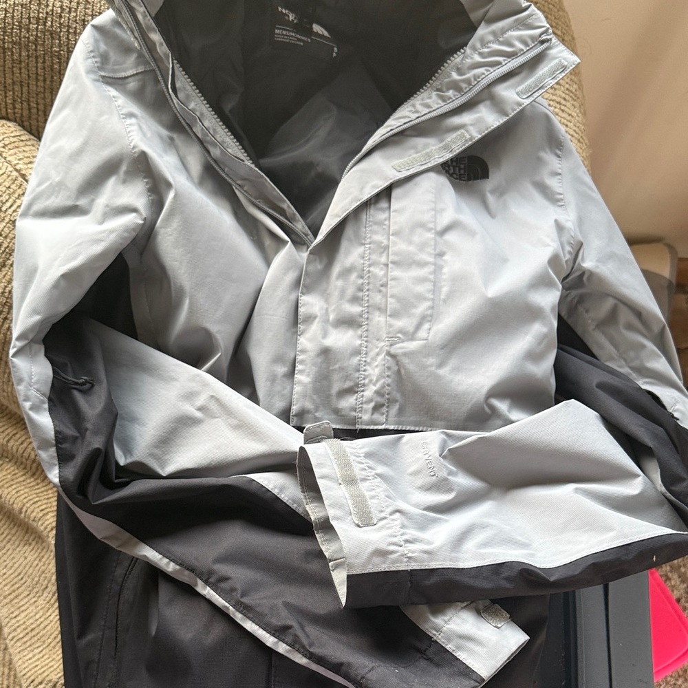 The North Face Men's Light Gray and Black Raincoat